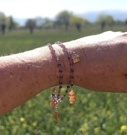 Braccialetto realizzato in argento 925 rosè con ametiste.
Il braccialetto è un gioiello artigianale made in italy realizzato da noi nel nostro laboratorio di Vicenza. Il braccialetto è composto da due fili di catena a rosario dove sono inseriti cinque charms a forma di gattino, casetta, bambino, bambina, cagnolino, di grandezze diverse. Il braccialetto viene spedito con il suo cofanetto e borsetta regalo.