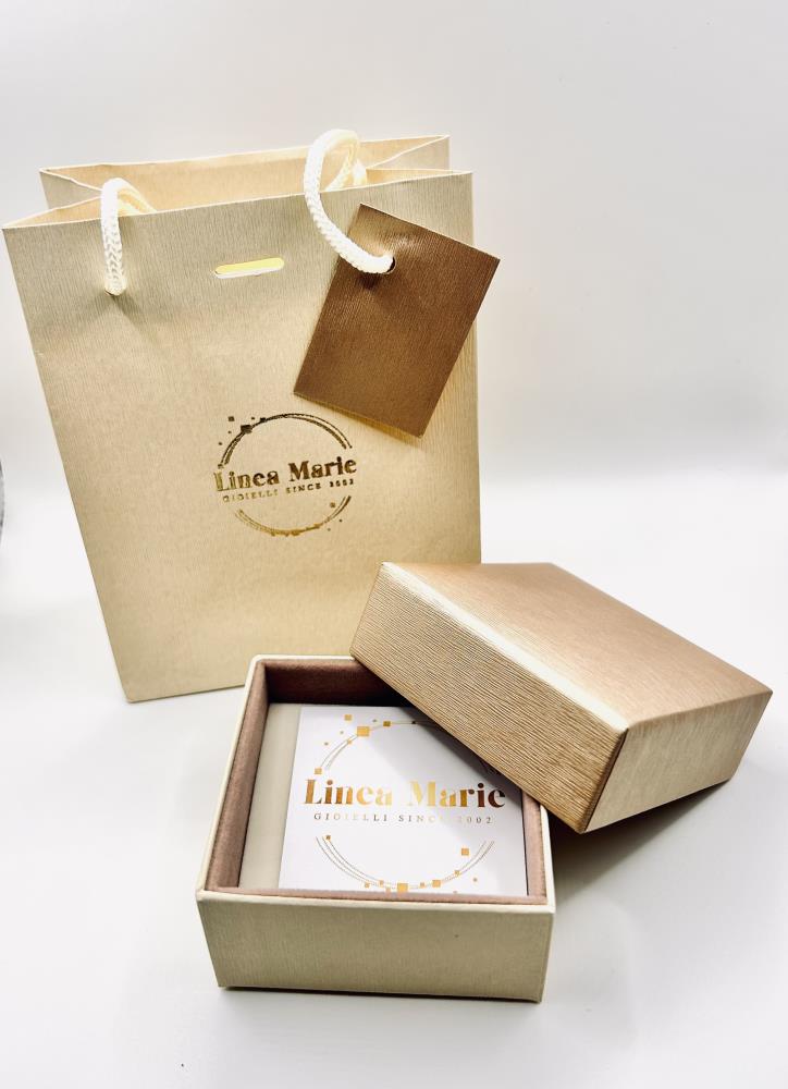 Braccialetto in argento 925 rosè zirconi bianco ghiaccio e ametiste.
Prodotto artigianale realizzato interamente in Italia nel nostro laboratorio di Vicenza.
La lunghezza è regolabile da 17 a 19 cm.
Viene spedito con il suo cofanetto regalo e borsetta abbinata.