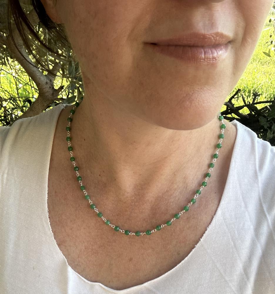 Girocollo in labradorite e argento 925 color argento naturale.
La collana è realizzata in modo artigianale annodando a mano filo di argento e pietre nel nostro laboratorio di Carrè in provincia di Vicenza, garantendo cosi l