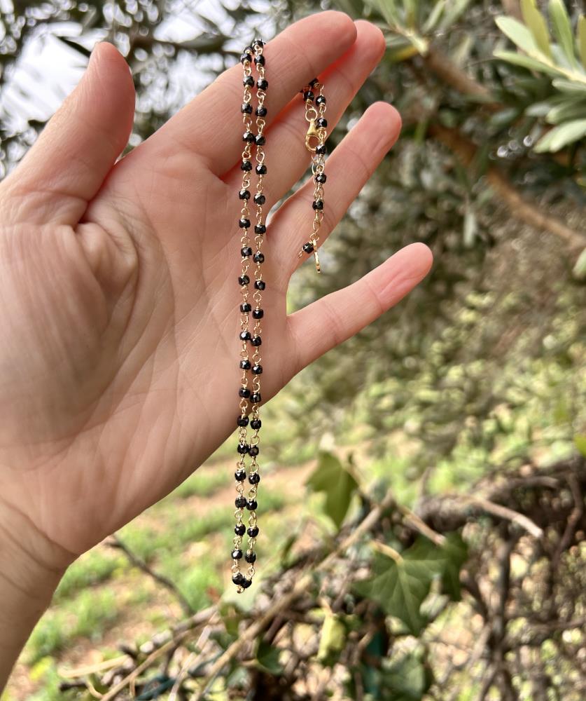 Girocollo in zirconi neri e argento 925 dorato.
La collana è realizzata in modo artigianale annodando a mano filo di argento e pietre nel nostro laboratorio di Carrè in provincia di Vicenza, garantendo cosi l