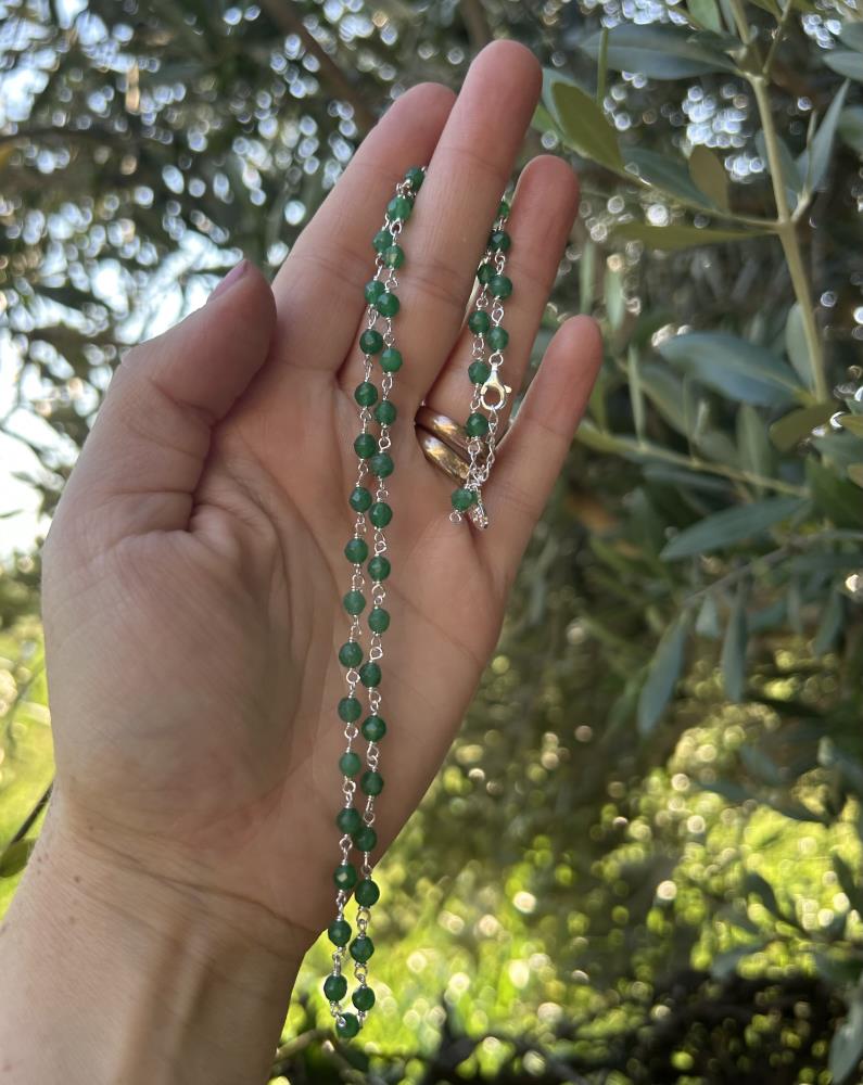 Girocollo in zirconi rosa e argento 925 color argento naturale.
La collana è realizzata in modo artigianale annodando a mano filo di argento e pietre nel nostro laboratorio di Carrè in provincia di Vicenza, garantendo cosi l