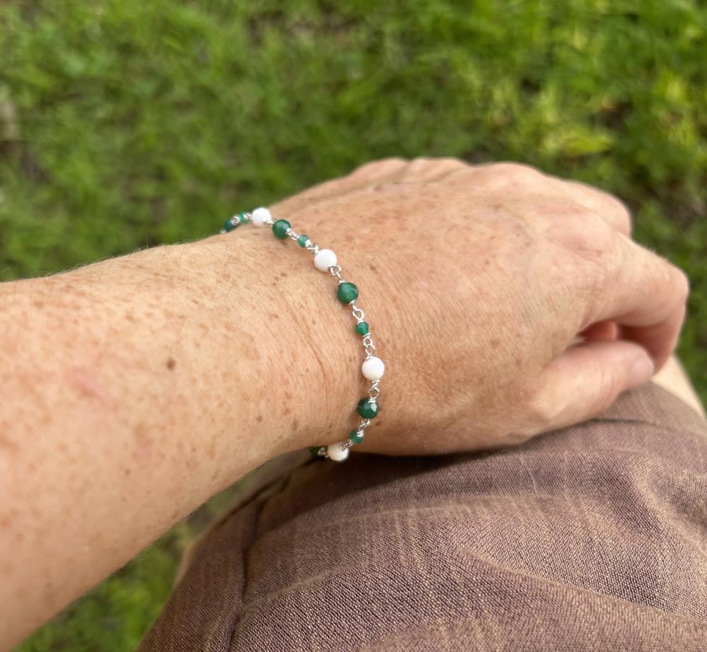 Green and white agate bracelet
