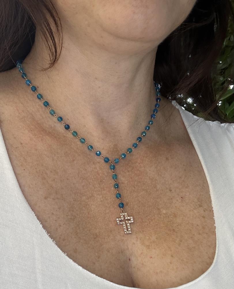 Collana con croce e agate blu chiaro