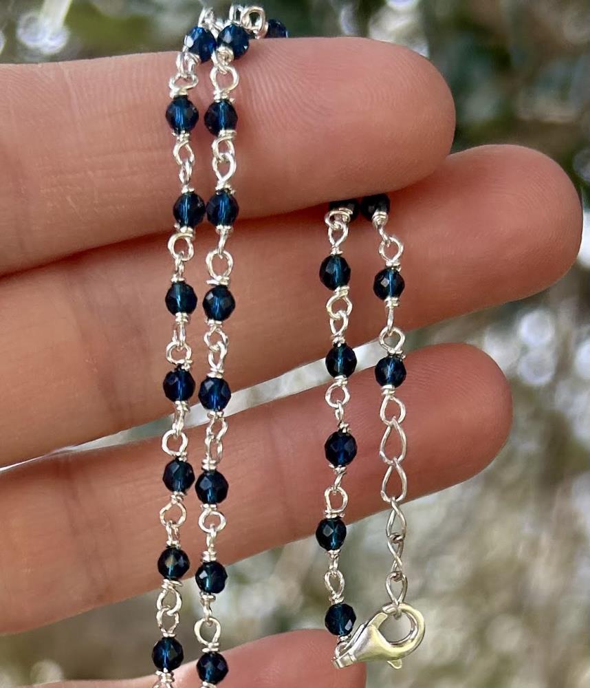 Girocollo in zirconi blu e argento 925 color argento naturale.
La collana è realizzata in modo artigianale annodando a mano filo di argento e pietre nel nostro laboratorio di Carrè in provincia di Vicenza, garantendo cosi l