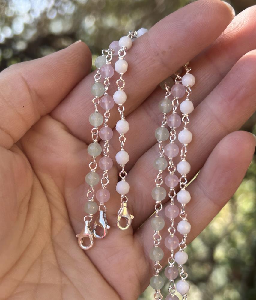 Braccialetto in argento naturale 925 con agate verde chiaro.
Il braccialetto è realizzato a mano da noi nel nostro laboratorio di Vicenza.
La lunghezza è variabile da 17 a 19 cm.
Viene spedito con la sua scatola regalo e borsetta abbinata.