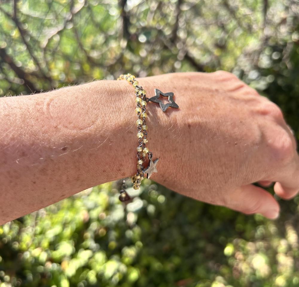 Braccialetto realizzato in argento 925 brunito con zirconi color verde chiaro.
Il braccialetto è un gioiello artigianale made in italy realizzato da noi nel nostro laboratorio di Vicenza. Il braccialetto è composto da due fili di catena a rosario dove sono inseriti tre charms a forma di stella. Il braccialetto viene spedito con il suo cofanetto e borsetta regalo.