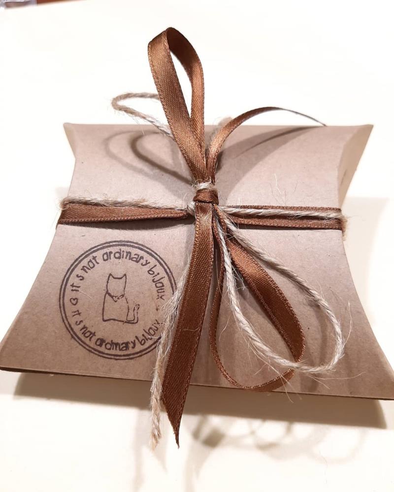 Braccialetto realizzato a mano nel nostro laboratorio artigianale in provincia di Vicenza.
Database forzati a e spinelli neri annodati a mano con piccolo charms a cuore smaltato rosa chiaro.
Lunghezza da 17 a 19 cm.
Spedito in confezione regalo.