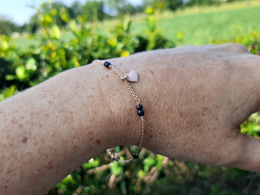 Braccialetto realizzato a mano nel nostro laboratorio artigianale in provincia di Vicenza.
Database forzati a e spinelli neri annodati a mano con piccolo charms a cuore smaltato rosa chiaro.
Lunghezza da 17 a 19 cm.
Spedito in confezione regalo.