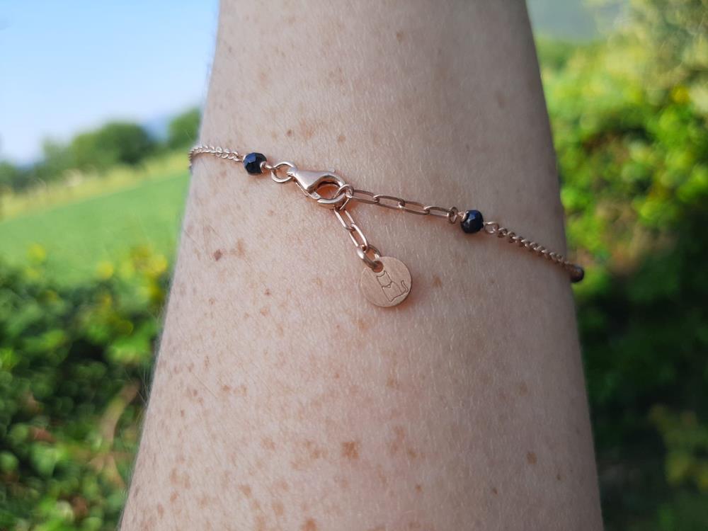 Braccialetto realizzato a mano nel nostro laboratorio artigianale in provincia di Vicenza.
Database forzati a e spinelli neri annodati a mano con piccolo charms a cuore smaltato rosa chiaro.
Lunghezza da 17 a 19 cm.
Spedito in confezione regalo.