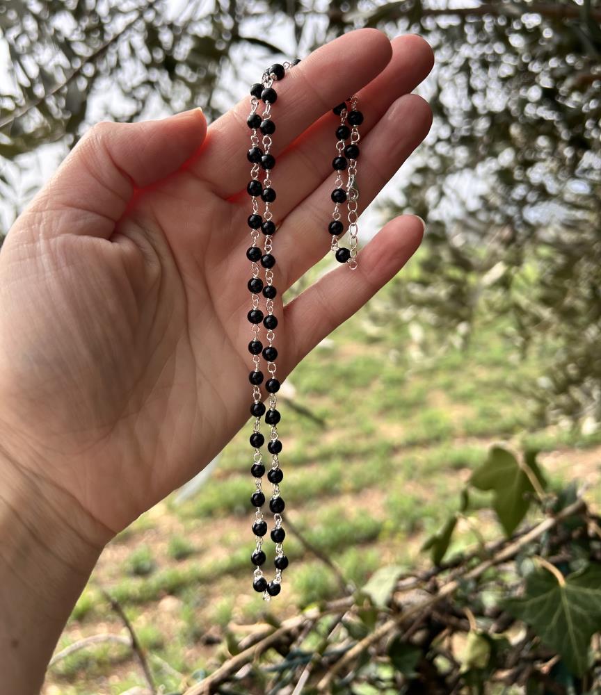 Girocollo in onice nera e argento 925 color naturale.
La collana è realizzata in modo artigianale annodando a mano filo di argento e pietre nel nostro laboratorio di Carrè in provincia di Vicenza, garantendo cosi l