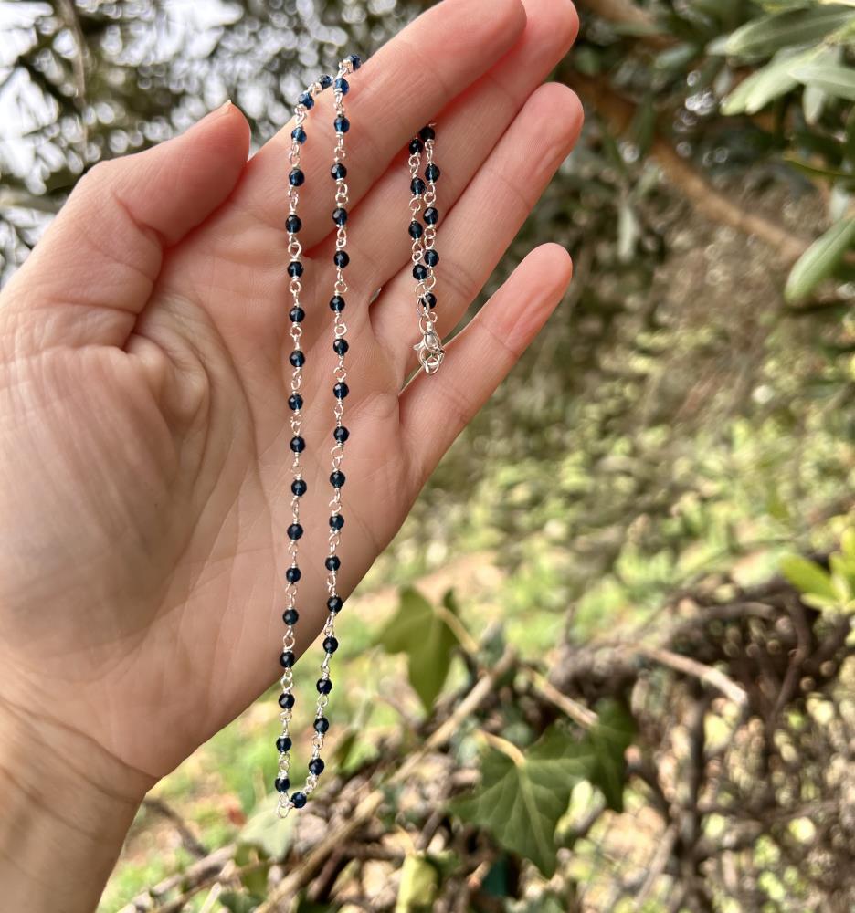 Girocollo in zirconi blu e argento 925 color naturale.
La collana è realizzata in modo artigianale annodando a mano filo di argento e pietre nel nostro laboratorio di Carrè in provincia di Vicenza, garantendo cosi l