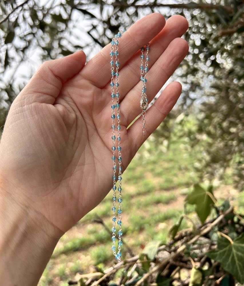 Girocollo in zirconi azzurri e argento 925 color naturale.
La collana è realizzata in modo artigianale annodando a mano filo di argento e pietre nel nostro laboratorio di Carrè in provincia di Vicenza, garantendo cosi l