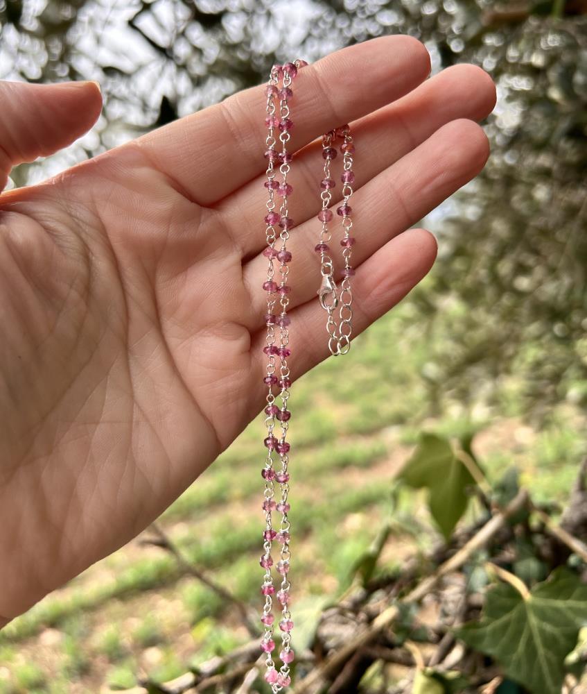 Girocollo con rodolite e argento 925 color naturale.
La collana è realizzata in modo artigianale annodando a mano filo di argento e pietre nel nostro laboratorio di Carrè in provincia di Vicenza, garantendo cosi l
