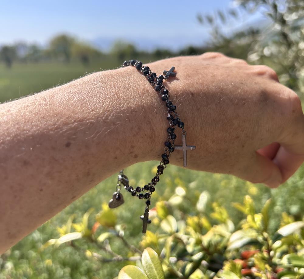 Braccialetto realizzato in argento 925 brunito con spinello nero.
Il braccialetto è un gioiello artigianale made in italy realizzato da noi nel nostro laboratorio di Vicenza. Il braccialetto è composto da due fili di catena a rosario dove sono inseriti cinque charsm a forma di stella di due dimensioni diverse. Il braccialetto viene spedito con il suo cofanetto e borsetta regalo.