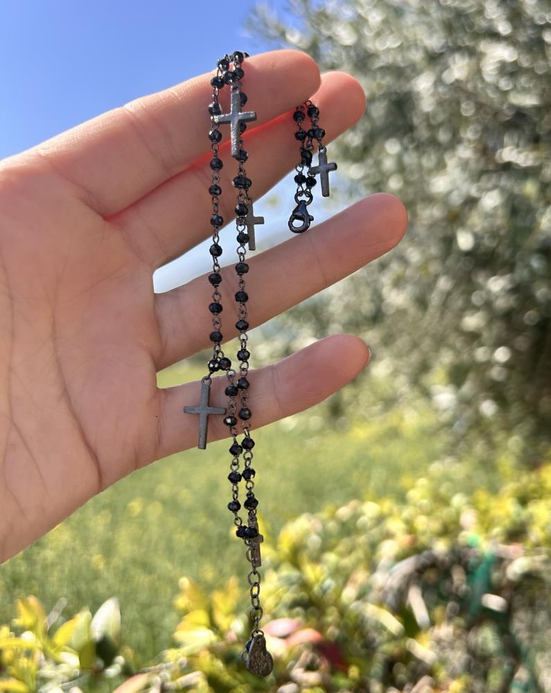 Braccialetto realizzato in argento 925 brunito con spinello nero.
Il braccialetto è un gioiello artigianale made in italy realizzato da noi nel nostro laboratorio di Vicenza. Il braccialetto è composto da due fili di catena a rosario dove sono inseriti cinque charsm a forma di stella di due dimensioni diverse. Il braccialetto viene spedito con il suo cofanetto e borsetta regalo.