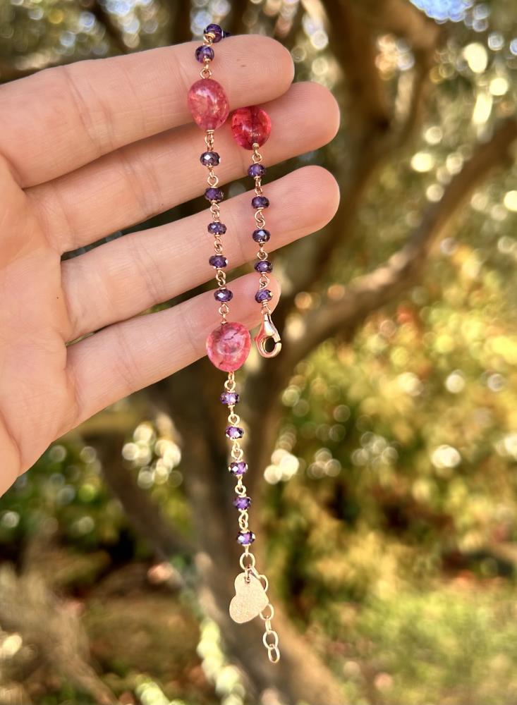 Braccialetto in argento 925 rosè con zirconi viola e tormaline rosa.
Prodotto artigianale realizzato interamente in Italia nel nostro laboratorio di Vicenza.
La lunghezza è regolabile da 17 a 19 cm.
Viene spedito con il suo cofanetto regalo e borsetta abbinata.