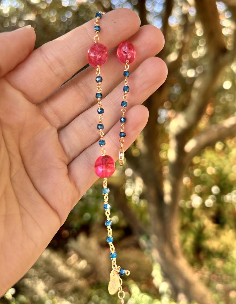 Braccialetto in argento 925 rosè con zirconi azzurro intenso e tormaline rosa.
Prodotto artigianale realizzato interamente in Italia nel nostro laboratorio di Vicenza.
La lunghezza è regolabile da 17 a 19 cm.
Viene spedito con il suo cofanetto regalo e borsetta abbinata.