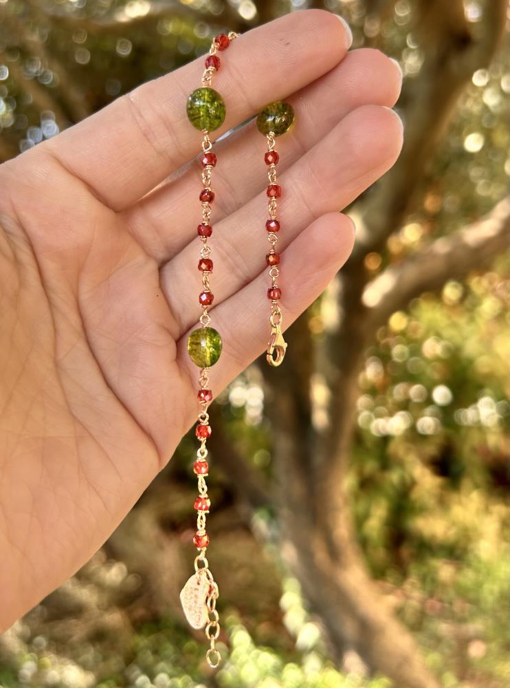 Braccialetto in argento 925 rosè con zirconi arancio scuro e tormaline verdi.
Prodotto artigianale realizzato interamente in Italia nel nostro laboratorio di Vicenza.
La lunghezza è regolabile da 17 a 19 cm.
Viene spedito con il suo cofanetto regalo e borsetta abbinata.