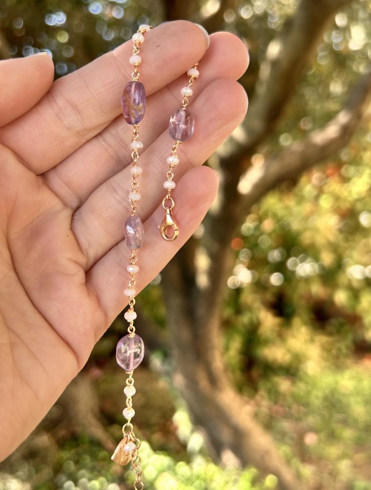 Braccialetto in argento 925 rosè zirconi bianco ghiaccio e ametiste.
Prodotto artigianale realizzato interamente in Italia nel nostro laboratorio di Vicenza.
La lunghezza è regolabile da 17 a 19 cm.
Viene spedito con il suo cofanetto regalo e borsetta abbinata.