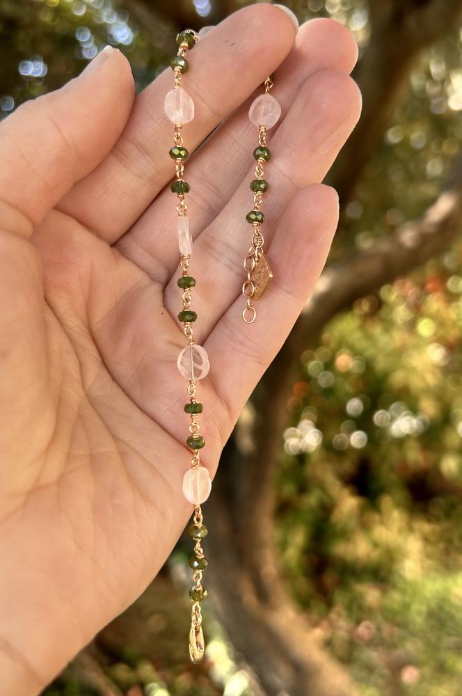 Braccialetto in argento 925 rosè zirconi verde militare  e quarzo rosa.
Prodotto artigianale realizzato interamente in Italia nel nostro laboratorio di Vicenza.
La lunghezza è regolabile da 17 a 19 cm.
Viene spedito con il suo cofanetto regalo e borsetta abbinata.