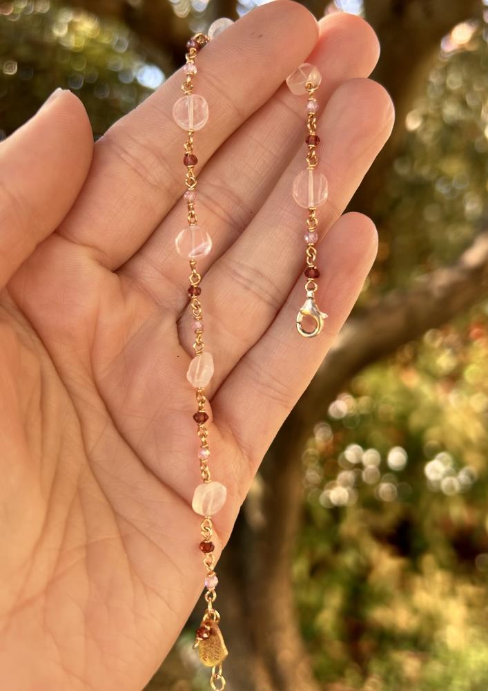 Braccialetto in argento 925 rosè con granato , zirconi rosa  e quarzo rosa.
Prodotto artigianale realizzato interamente in Italia nel nostro laboratorio di Vicenza.
La lunghezza è regolabile da 17 a 19 cm.
Viene spedito con il suo cofanetto regalo e borsetta abbinata.