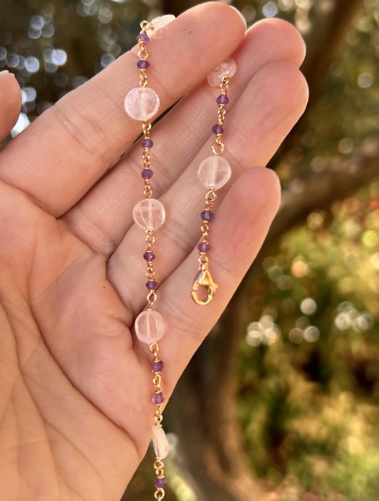 Braccialetto in argento 925 rosè con ametiste e quarzo rosa.
Prodotto artigianale realizzato interamente in Italia nel nostro laboratorio di Vicenza.
La lunghezza è regolabile da 17 a 19 cm.
Viene spedito con il suo cofanetto regalo e borsetta abbinata.