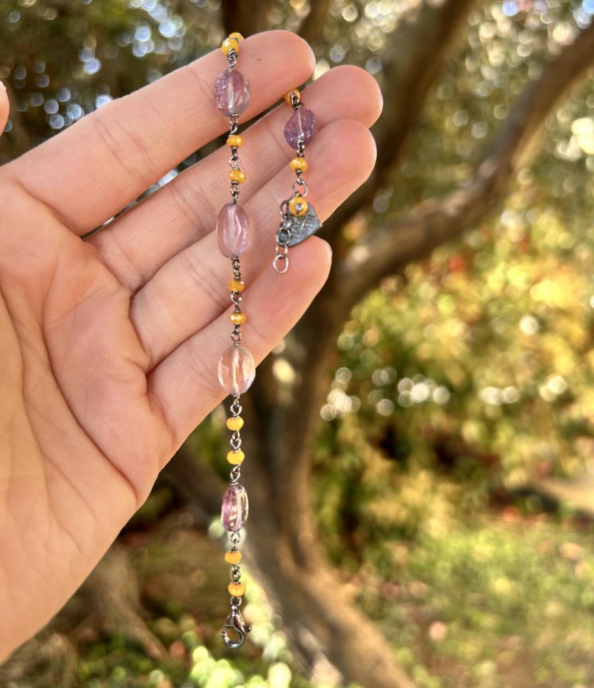 Braccialetto in argento 925 brunito con zirconi gialli e ametiste.
Prodotto artigianale realizzato interamente in Italia nel nostro laboratorio di Vicenza.
La lunghezza è regolabile da 17 a 19 cm.
Viene spedito con il suo cofanetto regalo e borsetta abbinata.