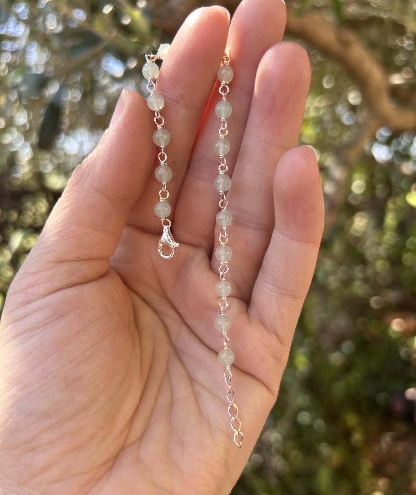 Braccialetto in argento naturale 925 con agate verde chiaro.
Il braccialetto è realizzato a mano da noi nel nostro laboratorio di Vicenza.
La lunghezza è variabile da 17 a 19 cm.
Viene spedito con la sua scatola regalo e borsetta abbinata.