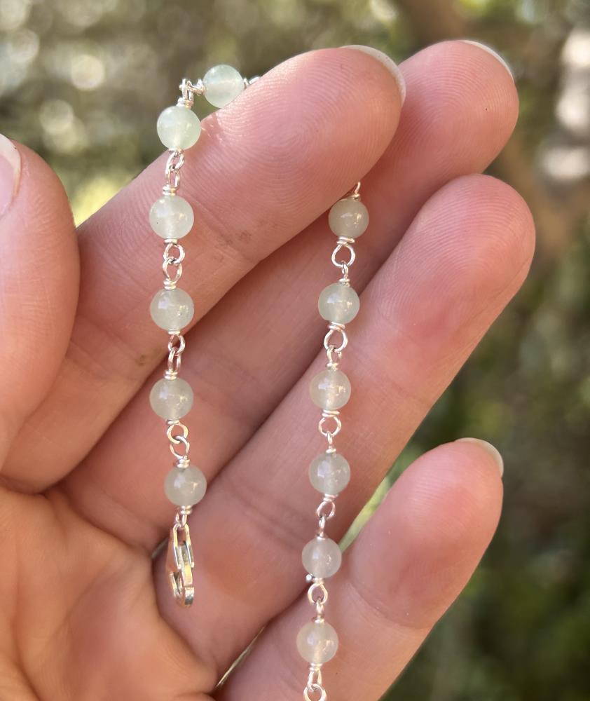 Braccialetto in argento naturale 925 con agate verde chiaro.
Il braccialetto è realizzato a mano da noi nel nostro laboratorio di Vicenza.
La lunghezza è variabile da 17 a 19 cm.
Viene spedito con la sua scatola regalo e borsetta abbinata.