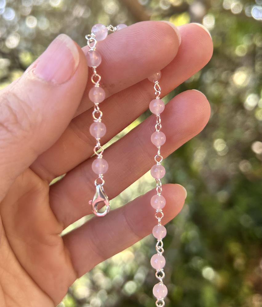 Braccialetto in argento naturale 925 con agate rosa chiaro.
Il braccialetto è realizzato a mano da noi nel nostro laboratorio di Vicenza.
La lunghezza è variabile da 17 a 19 cm.
Viene spedito con la sua scatola regalo e borsetta abbinata.