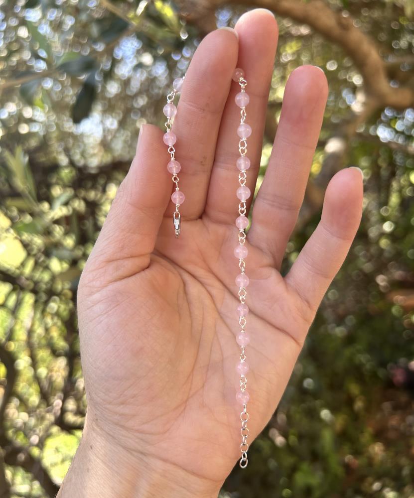 Braccialetto in argento naturale 925 con agate rosa chiaro.
Il braccialetto è realizzato a mano da noi nel nostro laboratorio di Vicenza.
La lunghezza è variabile da 17 a 19 cm.
Viene spedito con la sua scatola regalo e borsetta abbinata.