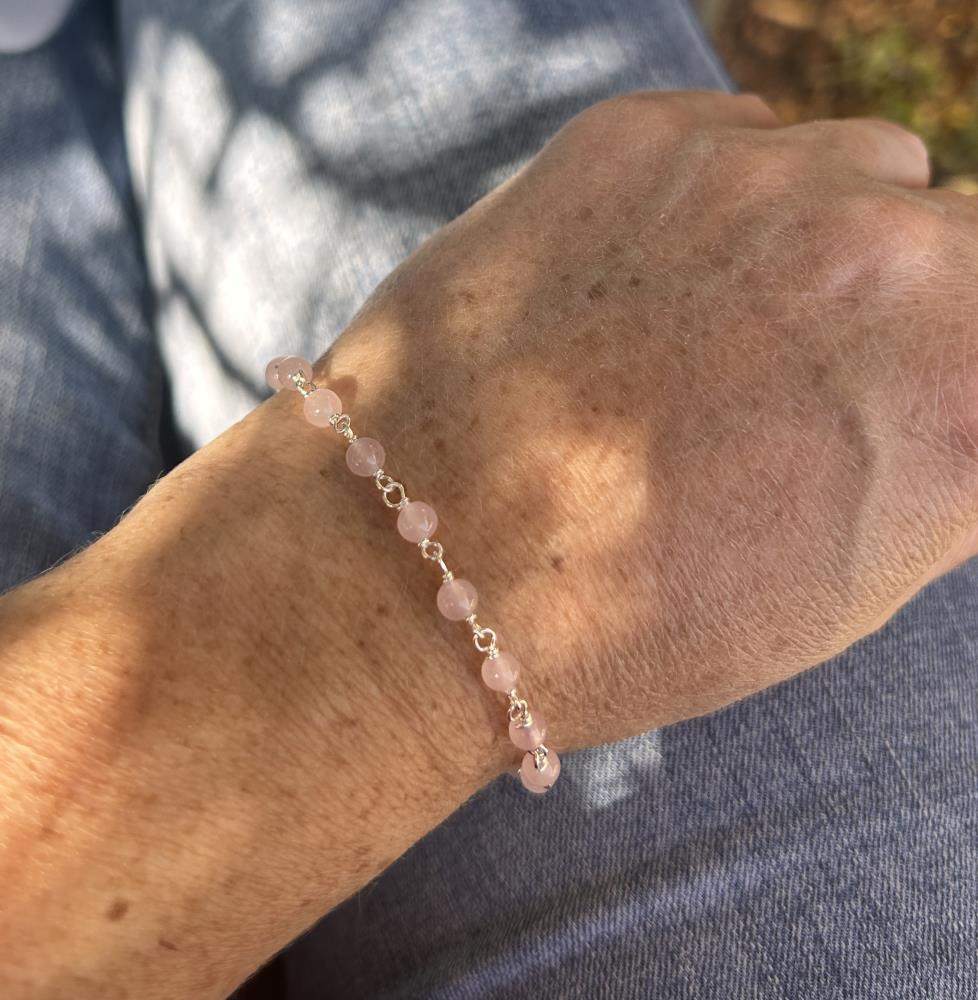 Braccialetto in argento naturale 925 con agate rosa chiaro.
Il braccialetto è realizzato a mano da noi nel nostro laboratorio di Vicenza.
La lunghezza è variabile da 17 a 19 cm.
Viene spedito con la sua scatola regalo e borsetta abbinata.