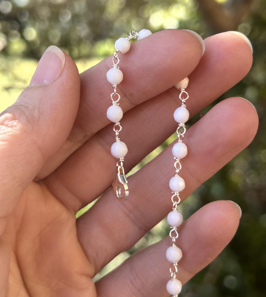 Braccialetto in argento naturale 925 con agate bianca.
Il braccialetto è realizzato a mano da noi nel nostro laboratorio di Vicenza.
La lunghezza è variabile da 17 a 19 cm.
Viene spedito con la sua scatola regalo e borsetta abbinata.