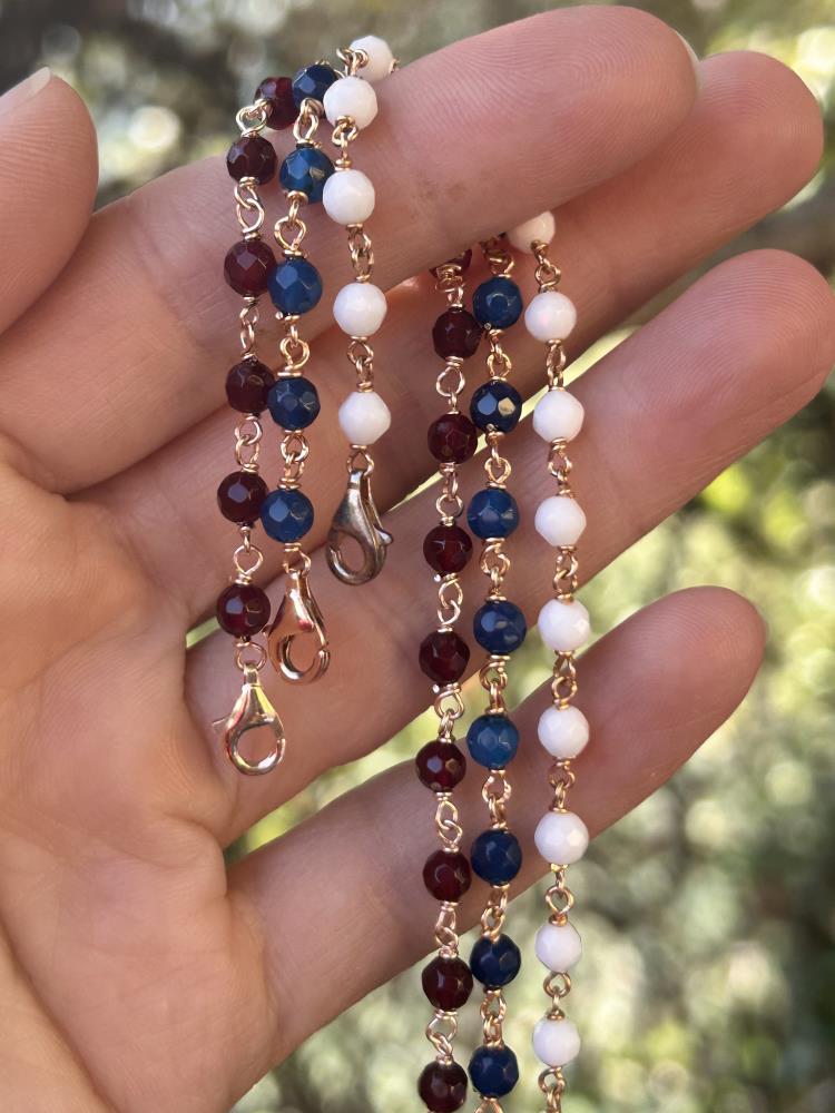 Braccialetto in argento rosè 925 con agate blu.
Il braccialetto è realizzato a mano da noi nel nostro laboratorio di Vicenza.
La lunghezza è variabile da 17 a 19 cm.
Viene spedito con la sua scatola regalo e borsetta abbinata.