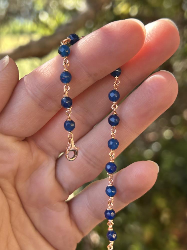 Braccialetto in argento rosè 925 con agate blu.
Il braccialetto è realizzato a mano da noi nel nostro laboratorio di Vicenza.
La lunghezza è variabile da 17 a 19 cm.
Viene spedito con la sua scatola regalo e borsetta abbinata.