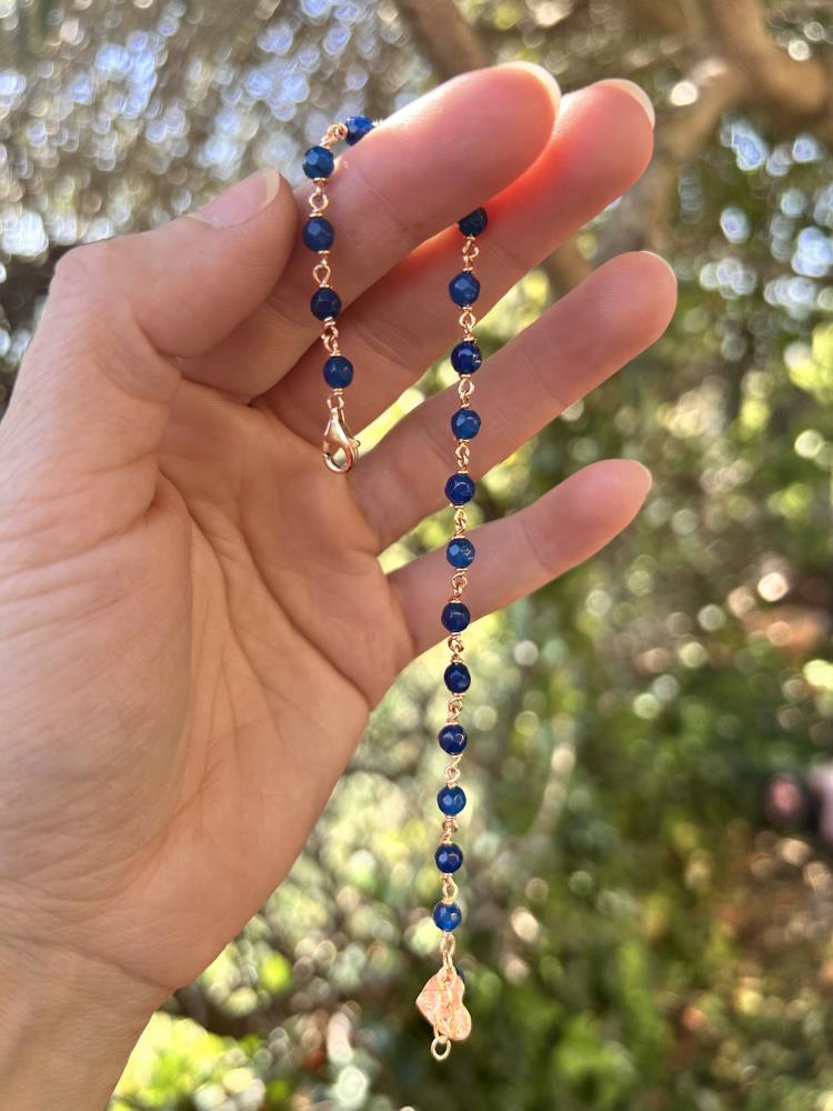 Braccialetto in argento rosè 925 con agate blu.
Il braccialetto è realizzato a mano da noi nel nostro laboratorio di Vicenza.
La lunghezza è variabile da 17 a 19 cm.
Viene spedito con la sua scatola regalo e borsetta abbinata.