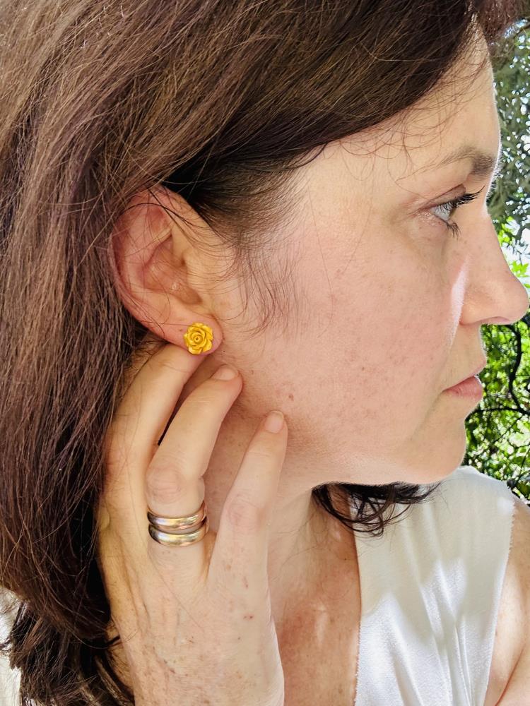 Orecchini a lobo con rosa gialla in resina e chiusura in argento 925 con perno e farfallinina.
Dimensione della rosa cm 1 circa.
Consegnata in elegante scatolina regalo con sacchetto in velluto.