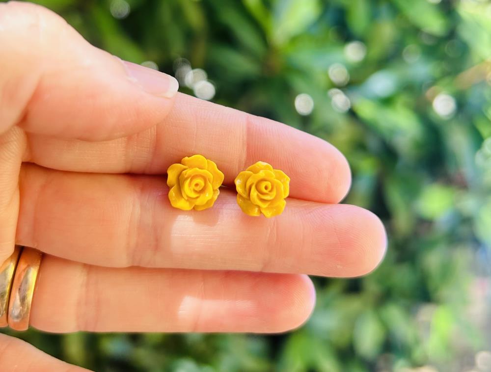 Orecchini a lobo con rosa gialla in resina e chiusura in argento 925 con perno e farfallinina.
Dimensione della rosa cm 1 circa.
Consegnata in elegante scatolina regalo con sacchetto in velluto.