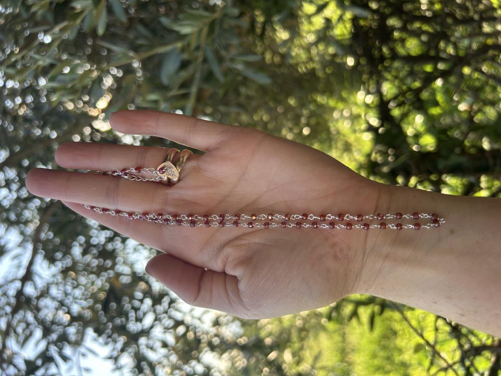 Girocollo in zircone rosso e argento 925 color argento naturale.
La collana è realizzata in modo artigianale annodando a mano filo di argento e pietre nel nostro laboratorio di Carrè in provincia di Vicenza, garantendo cosi l