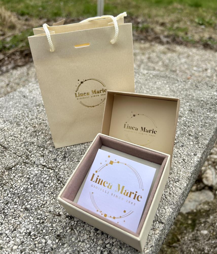 Girocollo in zirconi blu e argento 925 color argento naturale.
La collana è realizzata in modo artigianale annodando a mano filo di argento e pietre nel nostro laboratorio di Carrè in provincia di Vicenza, garantendo cosi l